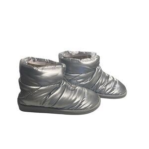 JUNO Fuzzie Women’s Booties Silver Size 6 New Without Tags‎ or Box